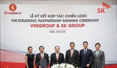 Đại diện Vingroup và SK Group ký thỏa thuận hợp tác chiến lược ngày 16/5/2019.