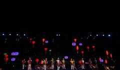 Bữa tiệc “Sắc màu văn hóa bốn phương” bắt đầu bằng màn thả 2.000 bông hoa đăng.