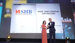 Bà Hà Thị Lam, Giám đốc Ban Nghiên cứu và Phát triển SHB nhận giải.