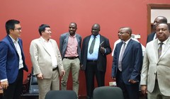 Đại diện Chính phủ Tanzania và T&T Group chia sẻ niềm vui sau khi T&T Group mua 176.000 tấn điều thô của Tanzania