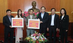 Đại diện Công ty Golf Long Thành trao tặng số tiền 20 tỷ đồng.