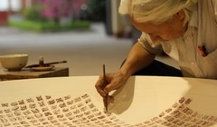 Ông Lê Thiên Lý viết 1.000 chữ Long bằng thư pháp trên đĩa gốm Chu Đậu