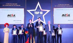 Ông Lê Hồng Quang - Phó Tổng Giám đốc thường trực MISA nhận Top 10 doanh nghiệp cung cấp nền tảng chuyển đổi số