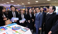 Ghé thăm gian hàng triển lãm của MISA, Phó Thủ tướng Vũ Đức Đam đã dành nhiều lời khen cho sự kiên trì và tinh thần làm sản phẩm Make in Viet Nam của MISA suốt 26 năm qua