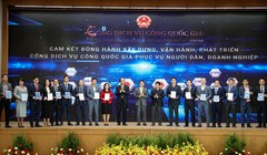 Phó Tổng giám đốc VPBank Đinh Văn Nho (thứ 5 từ trái sang) và các doanh nghiệp ký cam kết đồng hành xây dựng, phát triển Cổng Dịch vụ công quốc gia. (Ảnh: Minh Sơn/Vietnam+)