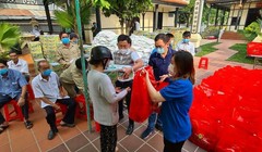 Nhiều người dân đã có mặt từ rất sớm để nhận phần quà Tết đầy ý nghĩa của Nova Group