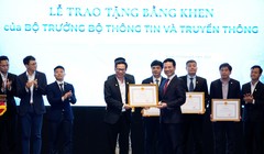 Đại diện MISA (bên trái) nhận Bằng khen từ Bộ trưởng Bộ Thông tin và Truyền thông Nguyễn Mạnh Hùng