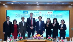 Tổng Giám đốc MISA Đinh Thị Thúy, ông Andrew Jeffries – Giám đốc Quốc gia ADB tại Việt Nam (thứ 4 từ trái sang), ông Trần Long – Phó Tổng Giám đốc BIDV cùng đại biểu của 3 đơn vị chúc mừng và kỳ vọng sự hợp tác lần này sẽ mang lại nhiều giá trị cho doanh nghiệp