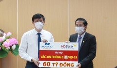 Ông Nguyễn Thanh Long - Bộ trưởng Bộ Y tế đại diện cho Bộ Y tế nhận nguồn kinh phí 60 tỷ đồng mua vaccine phòng Covid-19 do Ông Phạm Quốc Thanh – Tổng Giám đốc HDBank đại diện HDBank và Sovico trao tặng