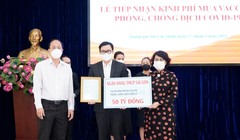 Ông Trương Khánh Hoàng - Quyền Tổng Giám đốc SCB trao bảng tượng trưng đóng góp 50 tỷ đồng