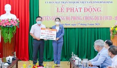 Ông Nguyễn Hữu Sang – Đại diện Tập đoàn Hưng Thịnh trao tặng 50.000 liều vắc-xin phòng, chống Covid-19 cho tỉnh Bình Định