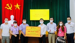 Ông Đỗ Vinh Quang, Thành viên HĐQT Tập đoàn, Chủ tịch CLB Bóng đá Hà Nội trao tặng các phần quà hỗ trợ cho người dân phường Hàng Bài (quận Hoàn Kiếm) gặp khó khăn do dịch COVID-19