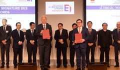 Ông Trần Hoài Nam – Phó TGĐ HDBank và Ông Andreas Zeisler – Giám đốc Đầu tư Định chế Tài Chính Toàn cầu DEG (Đức) ký thỏa thuận 300 triệu USD tăng cường phát triển bền vững.