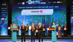 Ông Phạm Ngọc Tú – Phó Tổng Giám đốc Công ty đại diện nhận giải thưởng