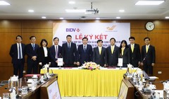 Đại diện Ban lãnh đạo BIDV và Vietnam Post chụp ảnh lưu niệm tại Lễ ký kết