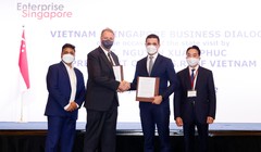 Đại diện Ngân hàng TMCP Phát triển TP.HCM (HD Bank) - Tổng giám đốc Ngân hàng số Marcin Miller trao thỏa thuận về tích hợp giải pháp công nghệ tiên tiến cho dịch vụ ngân hàng số tại Việt Nam cho Giám đốc Điều hành Châu Á Thái Bình Dương của Công ty Thought Machine (Anh) - Nick Wilde