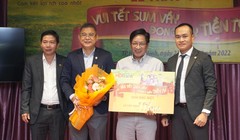 Đại diện lãnh đạo HDBank trao giải Đặc biệt – 01 tỷ đồng cho khách hàng Nguyễn Đình Đạo 