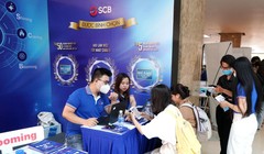 Tư vấn viên của SCB hướng dẫn kỹ lưỡng cho các bạn sinh viên tham gia trong Ngày hội tuyển dụng Ngân hàng – Chứng khoán.