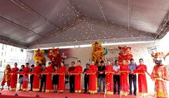 Đại diện Van Phuc Group và các nhà thầu cắt băng khánh thành - Ảnh: VP