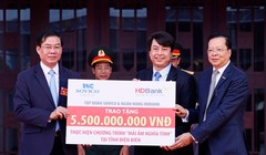 Ông Nguyễn Văn Hảo - Phó Tổng giám đốc Ngân hàng HDBank (giữa) và Ông Chu Việt Cường- Phó Tổng giám đốc Tập đoàn Sovico (bìa phải) trao tặng kinh phí xây dựng 100 căn nhà tình nghĩa với tổng giá trị 5,5 tỷ đồng cho tỉnh Điện Biên.