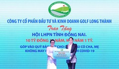 Hội Liên hiệp Phụ nữ tỉnh Đồng Nai tiếp nhận tài trợ của Công ty CP Đầu tư & Kinh doanh Golf Long Thành tại sự kiện.