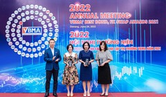 Đại diện SCB lên nhận giải thưởng