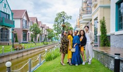 Đoan Trang cùng người thân khám phá khu biệt thự Lagoon lấy ý tưởng từ những ngôi nhà bên sông của Hà Lan 