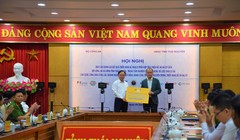 Đại diện PVcomBank trao tặng 150 thiết bị quét mã QR cho UBND tỉnh Thái Nguyên.