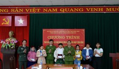Tại Hà Giang, đại diện FE CREDIT cùng Báo CAND đã đến động viên, chia sẻ với gia đình, nạn nhân bị mua bán người