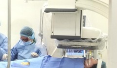 Ca can thiệp được các bác sĩ Vinmec Đà Nẵng thực hiện khẩn trương, chính xác trong vòng 1h đã cứu tính mạng chị Somaly đột quỵ do vỡ phình mạch não.