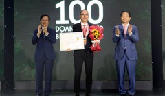 Ông Lê Tuấn Anh – Phó Tổng Giám đốc Tập đoàn BRG nhận giải thưởng Top 10 Doanh nghiệp bền vững Việt Nam 2022