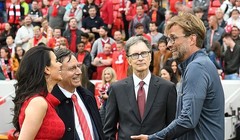 Tỷ phú John W Henry (giữa) là người đưa HLV Jurgen Klopp về sân Anfield để thay thế Brendan Rodgers (ảnh CLB)