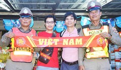 Các nhà báo VN thân thiện với cảnh sát Thái Lan (ảnh Minh Vỹ)