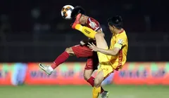 Ngồi trên khán đài sân Thống Nhất ông Park đã chứng kiến trận hòa không bàn thắng giữa TP.HCM và Thanh Hóa nhưng có đến 5 thẻ vàng (ảnh NLĐ)