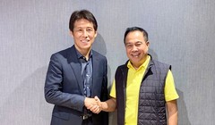 Chủ tịch FAT - Somyot (bên phải) bắt tay ông Akira Nishino - tân HLV trưởng ĐTQG và U23 Thái Lan (ảnh FAT)