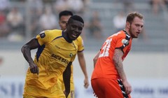 Đà Nẵng quyết đòi nợ sau khi  xà dọc lẫn xà ngang từ chối bàn thắng để rồi chính chủ nhà Đà Nẵng lại bị thua 0-2 ở lượt đi (ảnh CĐV ĐN)