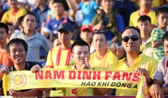 Ngoài sự cổ vũ nhiệt tình của 20.000 khán giả thì trên băng ghế kỹ thuật, anh em nhà Văn Sỹ được đánh giá cao hơn HLV Hải Biên. Ảnh VietTimes.