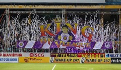 Khán giả thủ đô đã biến khán đài thành sân khấu. Ảnh VietTimes.