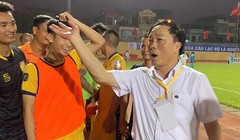 Bầu Đệ đang đứng trước những thử thách không nhỏ của lượt về. Ảnh VPF.