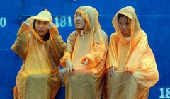 Khán giả B.Bình Dương đội mưa ủng hộ đội nhà. Ảnh VPF.