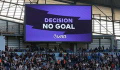 "VAR là thứ rác rưởi", khán giả sân Etihad hô vang. Ảnh AP.