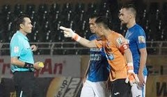 Thủ môn Tuấn Linh (Quảng Ninh) phản ứng dữ dội trọng tài. Ảnh QNFC.