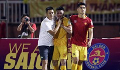 HLV Mai Xuân Hợp vẫn cố giấu cảm xúc, thể hiện sự điềm tĩnh bằng việc gọi toàn đội đến cảm ơn khán giả, rồi bắt tay động viên từng học trò. Ảnh THFC.