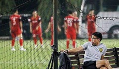 Ông Tan cũng tranh thủ ngắm nghía chân giò cầu thủ Việt Nam. Ảnh VT.