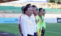 Sự căng thẳng hiện rõ trên khuôn mặt bầu Đệ. Ảnh TA