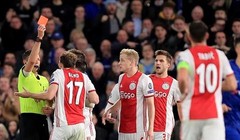 Tại Stamford Bridge diễn ra một trận đấu điên rồ và kết thúc với  2 tấm thẻ đỏ cùng 8 bàn thắng chia đều cho mỗi đội. Ảnh AP.