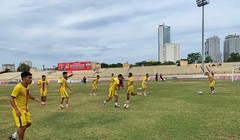 Mặt sân Vinh thuộc dạng xấu nhất sân cỏ Việt Nam. Ảnh Fox