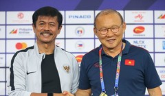 Ông Park tự tin bắt tay đối thủ trong cuộc họp báo trước trận chung kết. Ảnh VFF