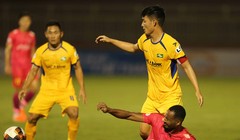 Mùa giải này SLNA vẫn phải lấy thủ bù công. Ảnh VPF