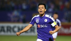 Lối đá của Văn Quyết không tốn quá nhiều sức, tiền đạo này thường cầm bóng, vờn đối thủ rồi bất ngờ đưa ra những phương án tấn công đầy bất ngờ, có tính đột biến, sáng tạo cao. Ảnh HNFC